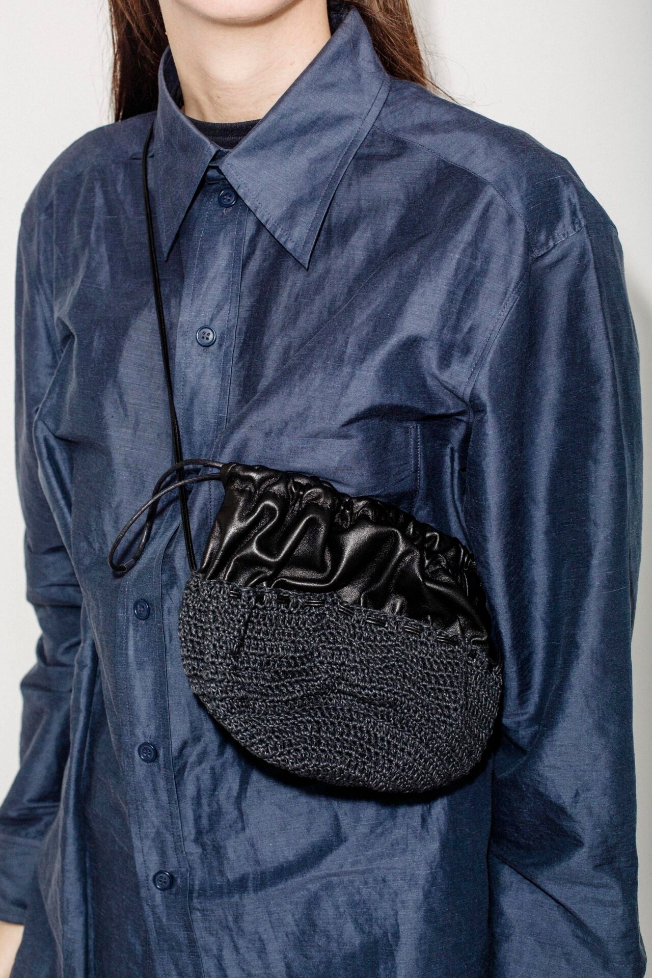 Carterita Pared tejida a mano con hilo de algodón encerado y fuelle de cuero de oveja.