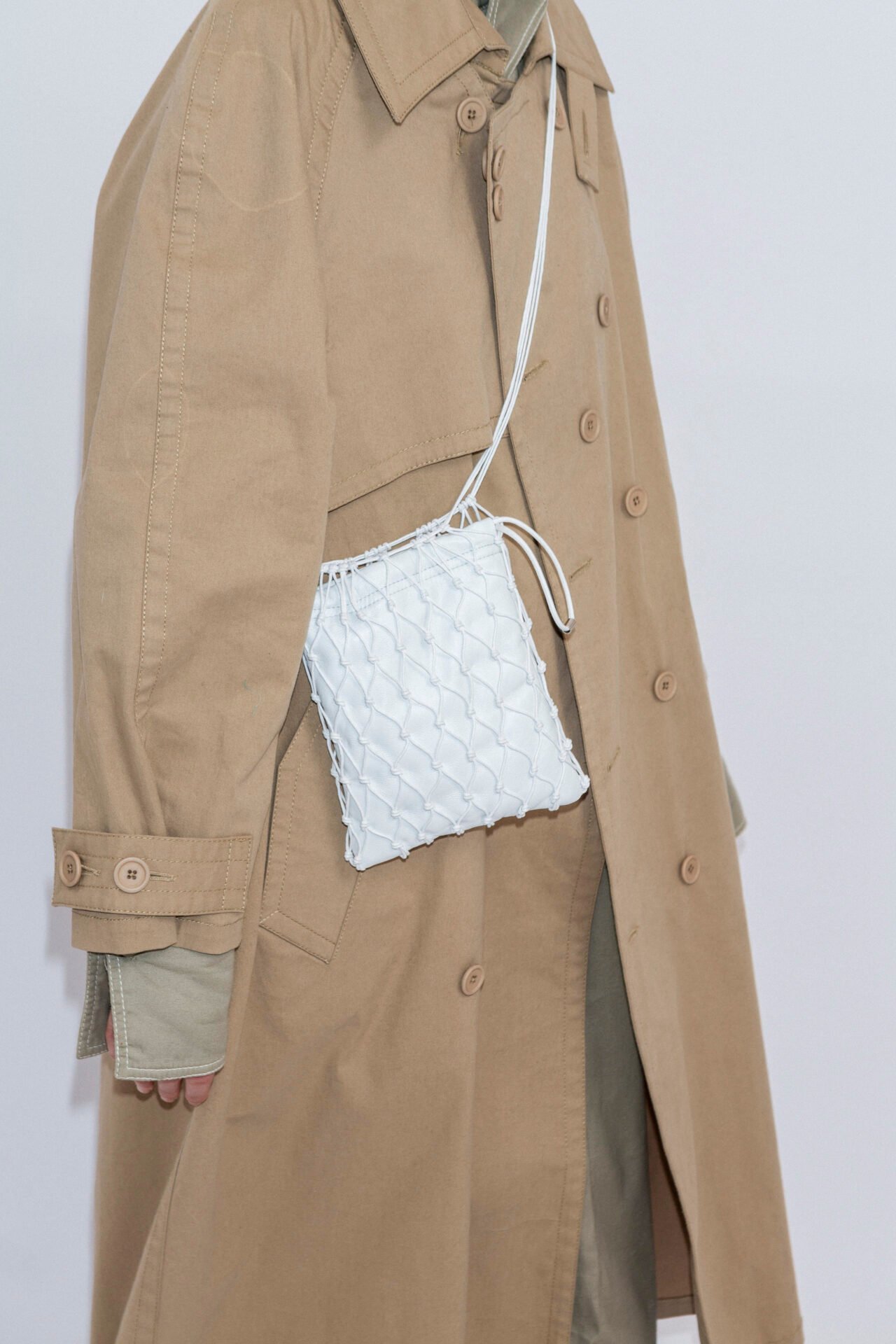 Carterita Ortiz trenzada a mano con hilo de algodón encerado y sobre interno de cuero de oveja.